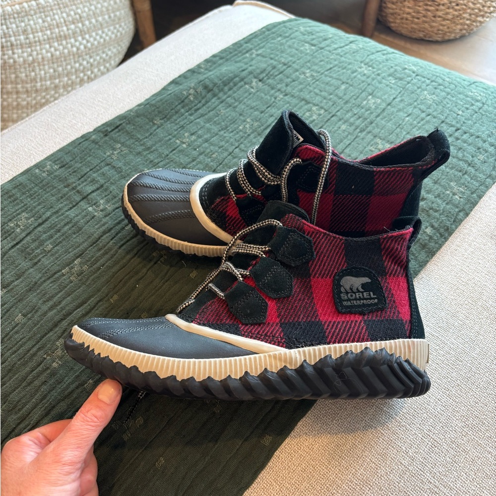 New Sorel Red and Black Plaid Waterproof Ankle Boots 055 - Picture 3 of 8